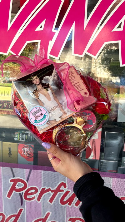 Cara corazon con perfumes y maquillajes 