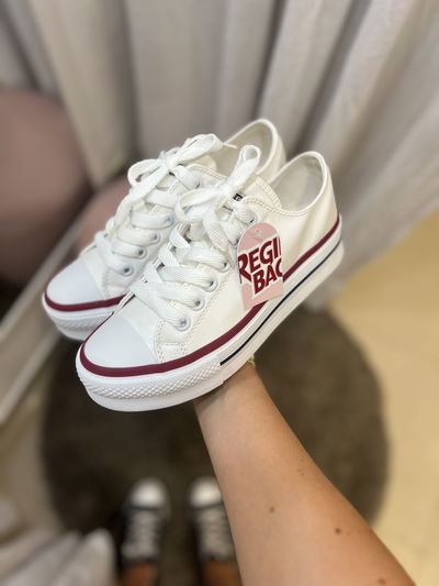 Taylor blanca de ecocuero con plataforma