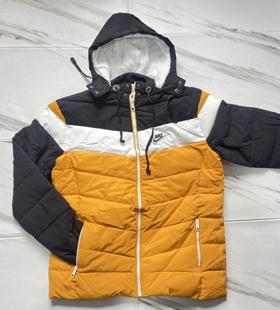 CAMPERA NIKE CON AURICULARES