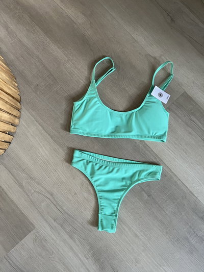 Bikini Lola tiro alto 
