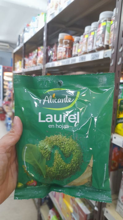 Alicante Laurel en Hojas x 