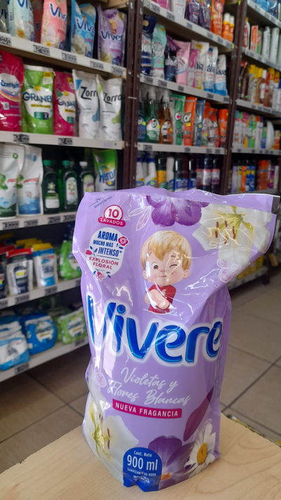 Vívere Suavizante Para Ropa Violetas Y Flores Blancas x 900ml