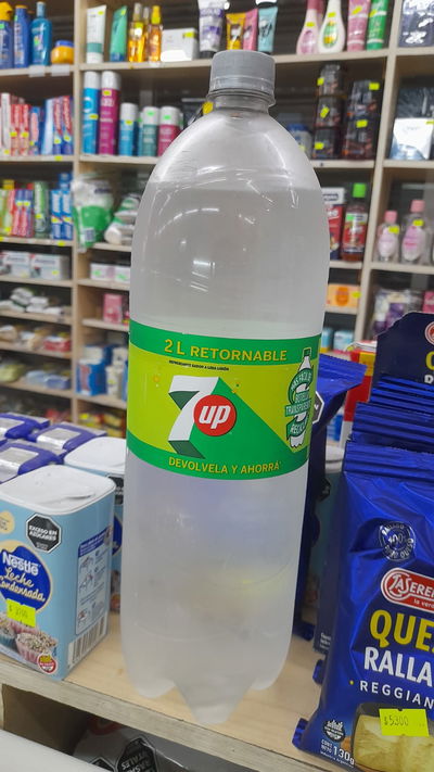 7UP Gaseosa de Lima-Limón Retornable C/Edulcorantes x 2L