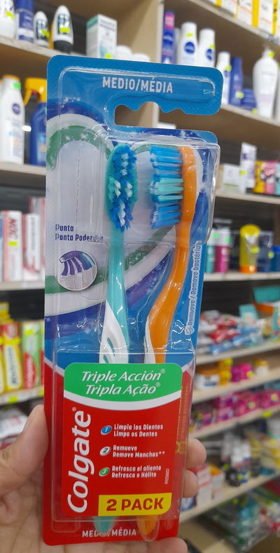 Colgate Cepillo Dental Medio/Media Triple Acción x 2uni.