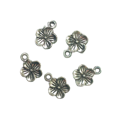 Dijes Florcita (Color Plata Patinada)