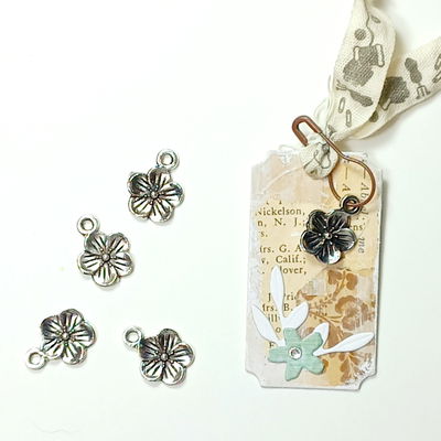 Dijes Florcita (Color Plata Patinada)