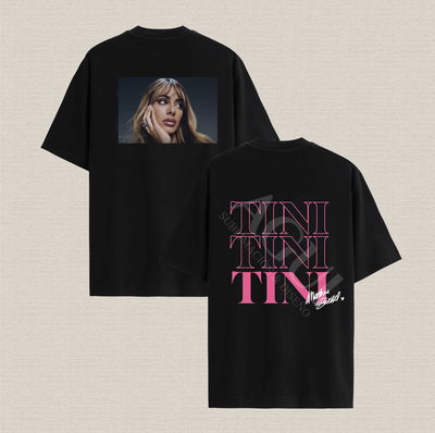Remera negra con diseño Tini3 fucsia algodón premium estampado dtf