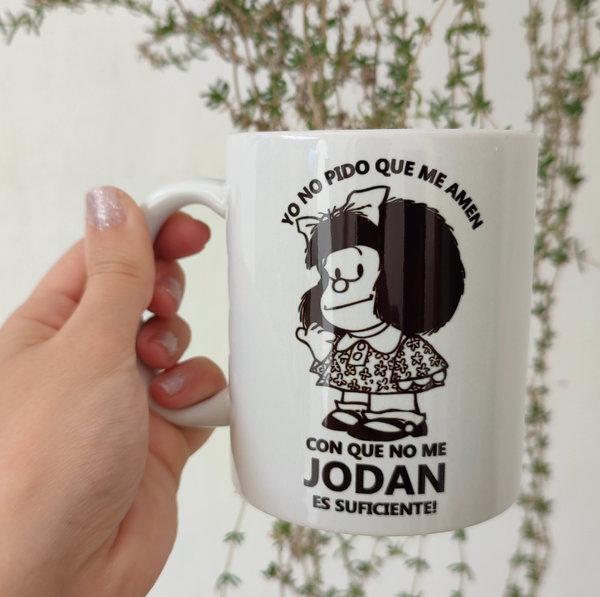 Taza de cerámica con diseño Mafalda "yo no pido que me amen..."