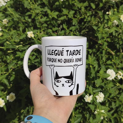 Taza de cerámica con diseño "llegué tarde porque no quería venir" gato