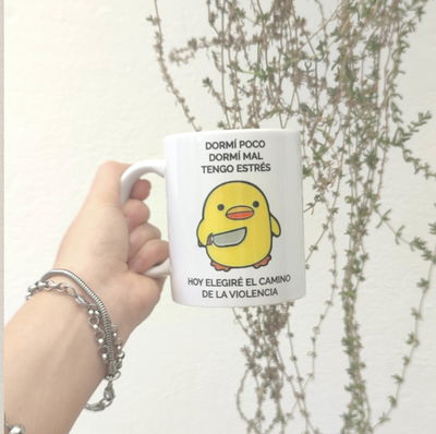 Taza de cerámica con diseño "Dormí poco, dormí mal, tengo estrés"