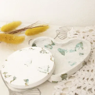 Set de bandeja corazón + posa recipiente marmolado gris y en tonos dorados y verde claro