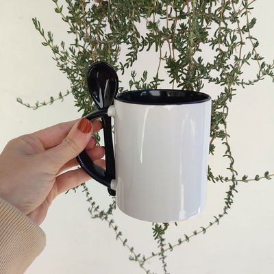 Taza de cerámica interior negro con cuchara personalizada