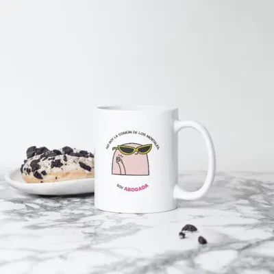 Taza de cerámica "no soy la común de los mortales, soy abogada"