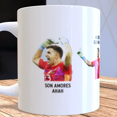 Taza de cerámica Dibu Martinez "son amores ahah"