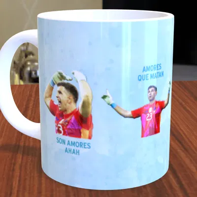 Taza de cerámica Dibu Martinez "son amores ahah"