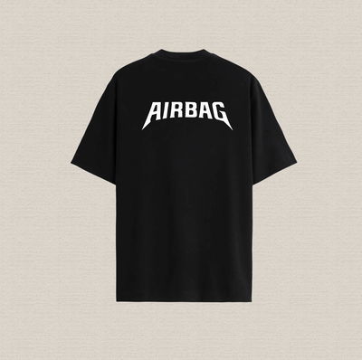 Remera negra con diseño airbag blanco de algodón premium estampado dtf