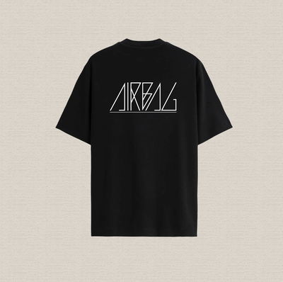 Remera negra con diseño airbag logo blanco de algodón premium estampado dtf