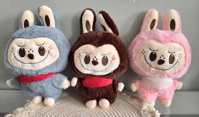 Peluche LABUBU CON PAÑUELO 