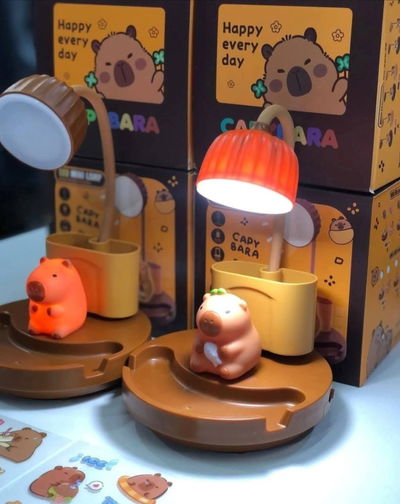 Lámpara capibara sacapuntas con stickers 