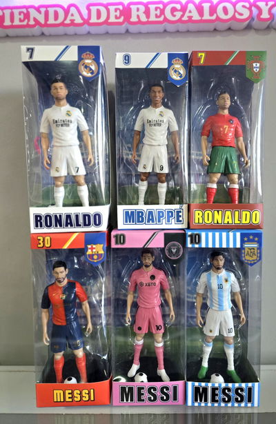 Messi versión  grande DE REGALO UN BAPPÉ o RONALDO