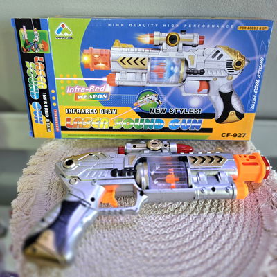Arma con láser y sonido