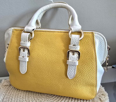 Cartera bolso CUERO amarillo y blanca con correa