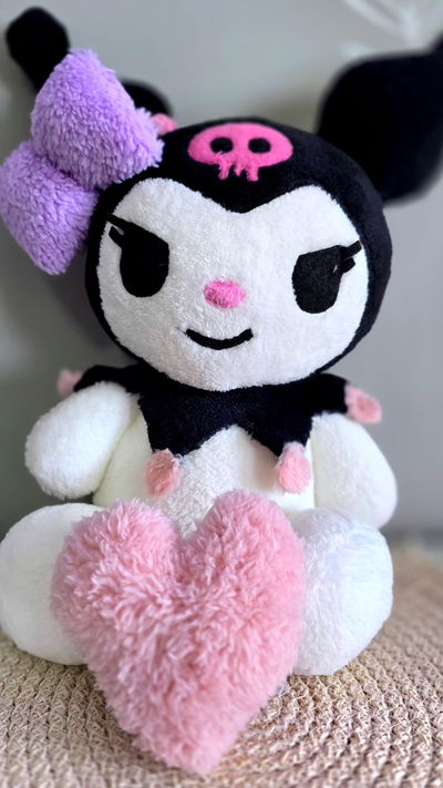 Oso KUROMI 30CM CON 2 ACCESORIOS  colines O MUÑEQUERAS