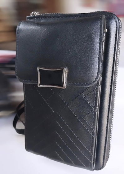 Portacelular negro con hebilla
