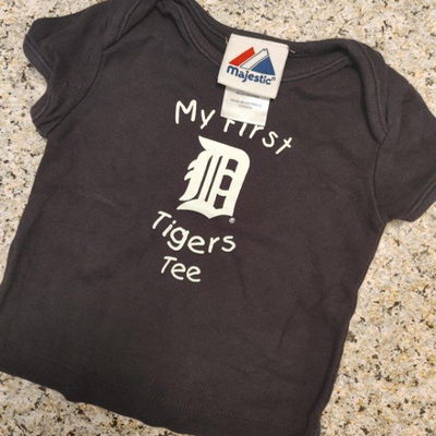 MAJESTIC - Remera tigers bebé 3-6 meses