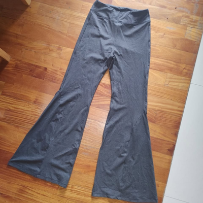 SHEIN - Calza acampanada gris topo talle S