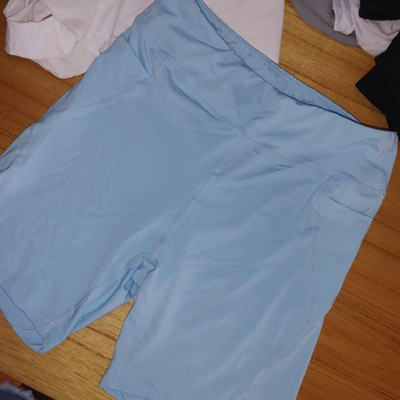 SHEIN - Calza corta biker celeste talle M