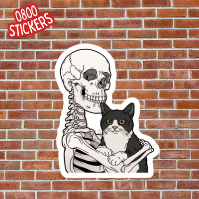 Esqueleto con gatito