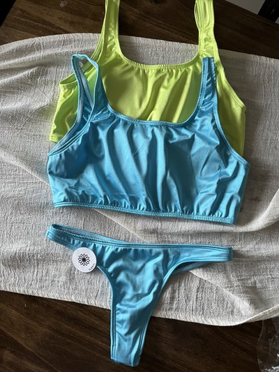 Bikini top con less clásica 