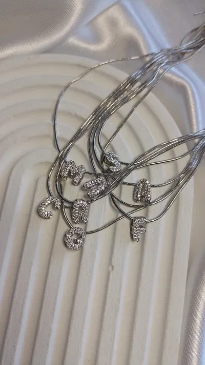 Collar aguja inicial con zirconia
