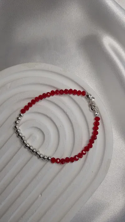 Pulsera piedritas Bordo + Bolitas de acero en el medio