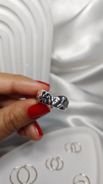 Anillo asimétrico 