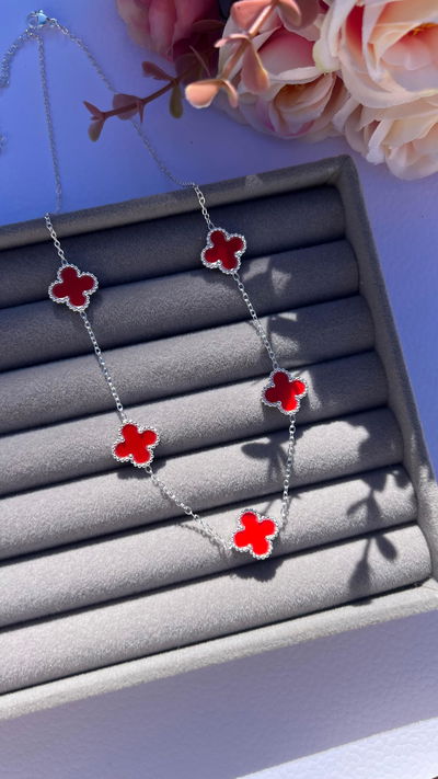 Collar con 5 dije Tréboles Rojos en el medio