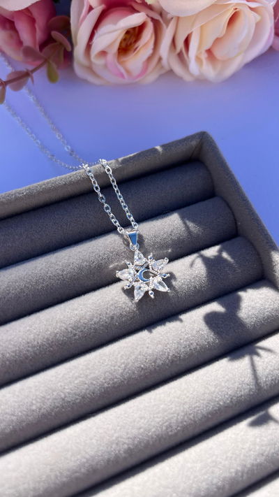 Collar Rue Estrella + Luna - piedra Blanca