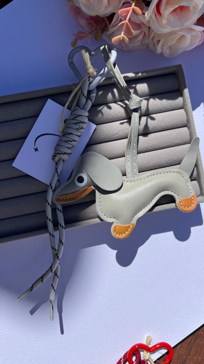 Llavero Charms salchicha gris 