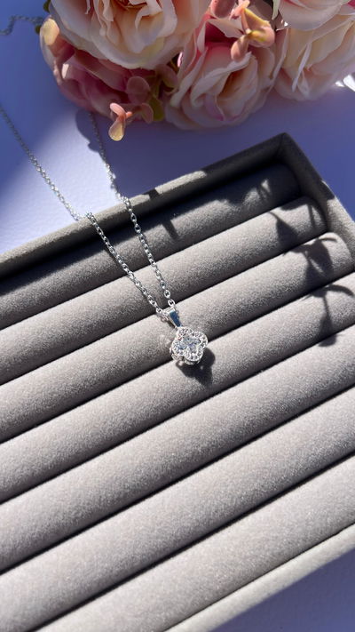 Collar trébol blanco