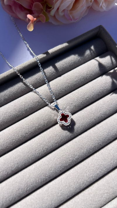 Collar trébol rojo