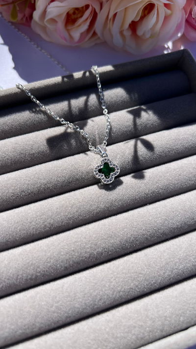 Collar trébol verde