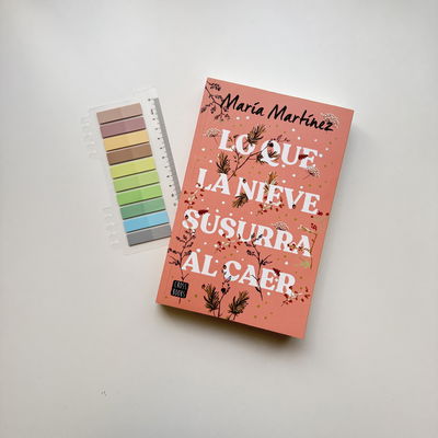 Lo que la nieve susurra al caer - María Martínez