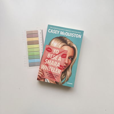 Yo bese a Sarah Wheeler - Casey McQuiston