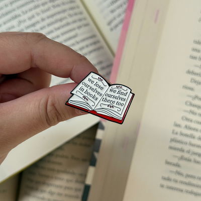 Pin literario - We lose ourselves in books