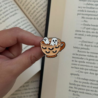 Pin literario - Taza con fantasmas
