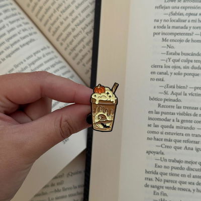 Pin literario - Vaso con sombrero bruja