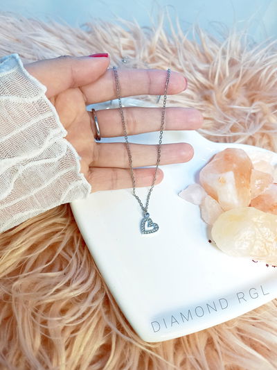 Cadena con dije corazón strass.