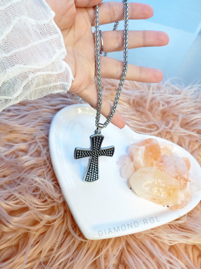 Cadena con dije de cruz esmaltado.