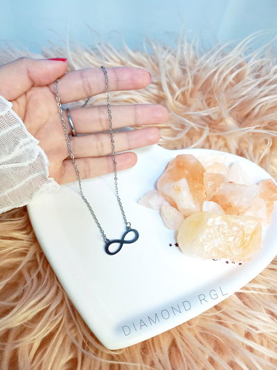 Cadena con dije infinito.